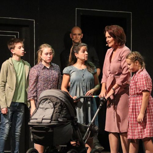 Blutsbrüder – Mrs. Johnstone und ihre Familie